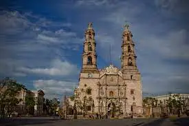 Vista de la catedral de Aguas Calientes en México
