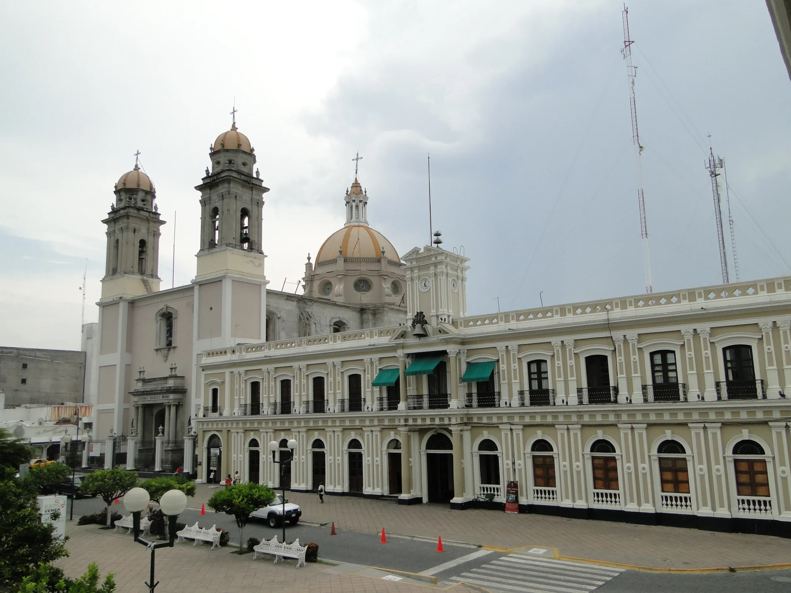 Edificio_de_Gobierno_y_Basílica_Menor_Catedral_de_Colima,_Colima Fovissste