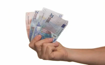 persona-sosteniendo-billetes-de-euros...preclasificación-fovissste
